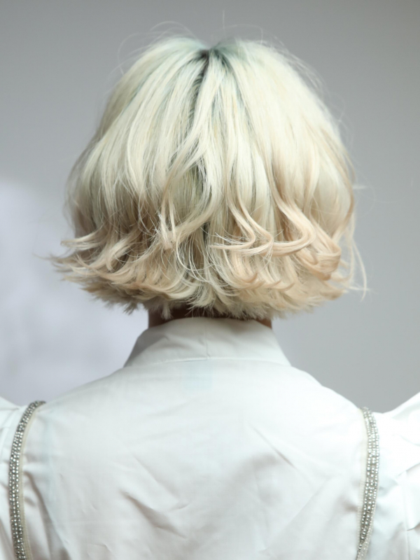 巻き髪がかわいい！ボブ×ホワイトカラー