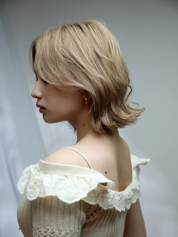 明るめカラー×外ハネウェーブで大人かわいい！前髪なしミディア