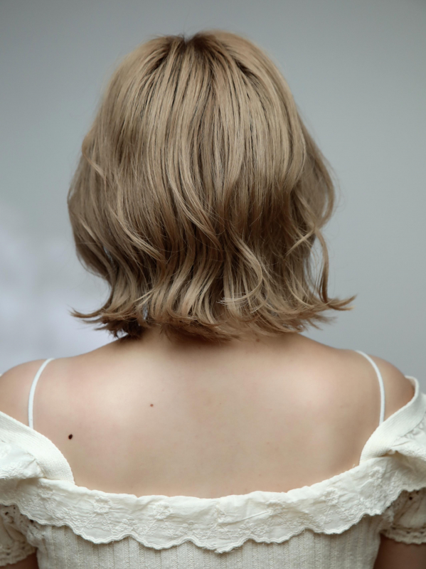 明るめカラー×外ハネウェーブで大人かわいい！前髪なしミディア