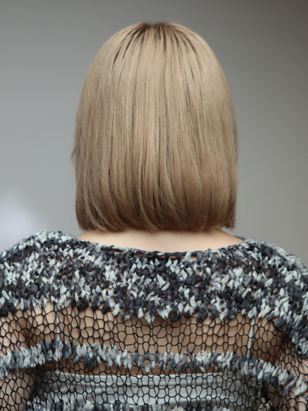 前髪なし×明るめグレージュで大人っぽい！内巻きミディアム