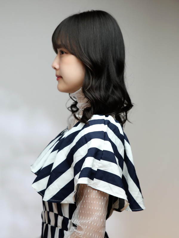 黒髪でもレイヤーなら軽やか！ウェーブがキュートなセミロング