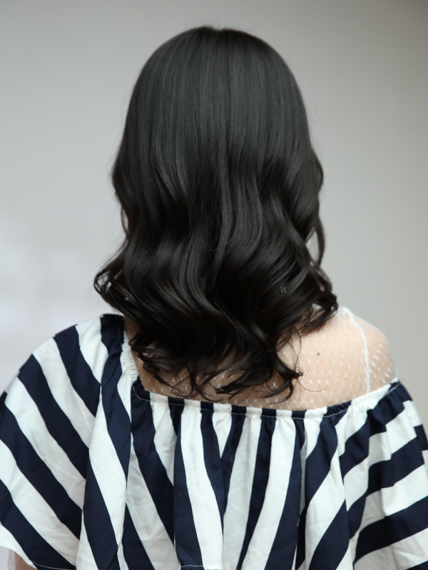 黒髪でもレイヤーなら軽やか！ウェーブがキュートなセミロング
